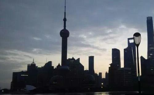 上海外滩黎明时的照片