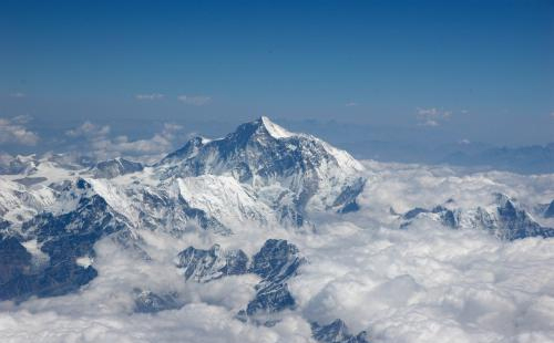 为什么登珠穆朗玛峰摔倒的人不能扶