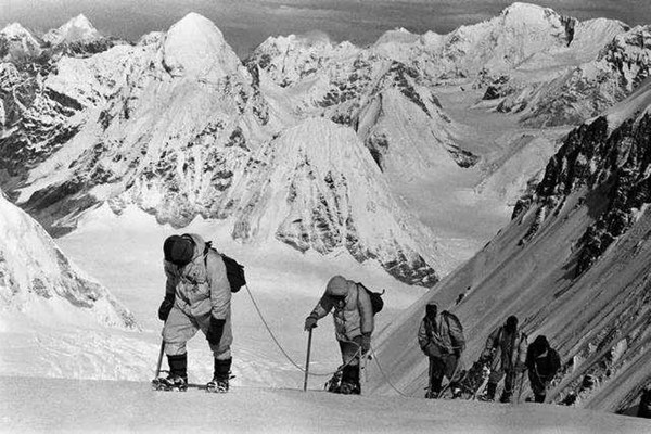 珠穆朗玛峰一百年对比照 来看看以前的样子和现在的样子区别有多大
