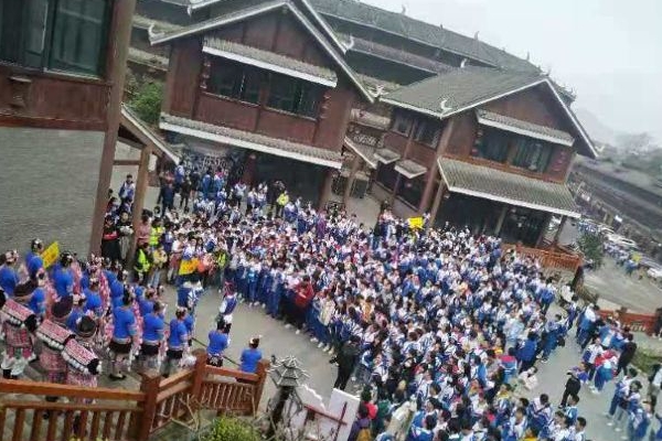 2023月也侗寨游玩攻略 - 门票价格 - 优惠政策 - 开放时间 - 简介 - 地址 - 交通 - 天气 - 电话