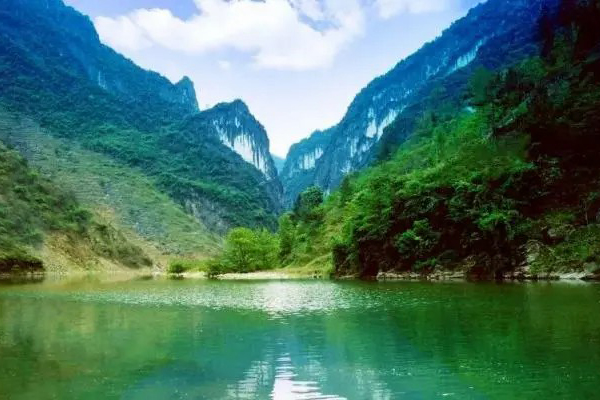 2023光雾山小巫峡景区旅游攻略 - 门票价格 - 优惠政策 - 开放时间 - 简介 - 交通 - 美食 - 地址 - 电话 - 天气