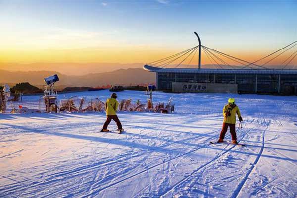 2023-2024盘州乌蒙大草原滑雪场旅游攻略 - 门票价格 - 优惠政策 - 开放时间 - 简介 - 交通 - 美食 - 地址 - 电话 - 天气